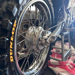 Trwała winylowa naklejka Dunlop - 4 sztuki. Wyróżnij swój rower! Darmowa wysyłka. Sprawdź moje recenzje.