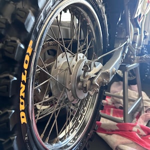 Trwała winylowa naklejka Dunlop. Darmowa wysyłka! Sprawdź moje recenzje.