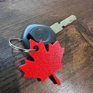 Zeige deinen Kanada Stolz mit diesem Ahornblatt Schlüsselanhänger! In jeder Farbe erhältlich. Ellbogen hoch!