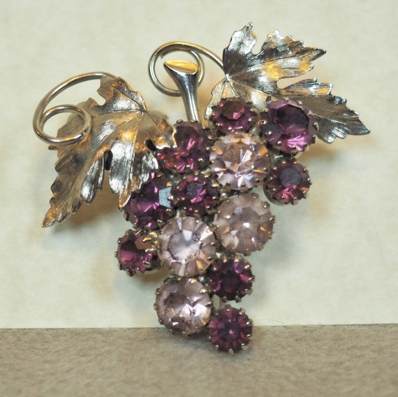 Grape Cluster Pin / Brooch, Vintage 1950s, Purple… - image 3