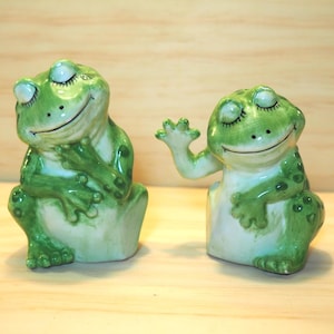 Salt Pepper Set Two Smiling Frogs Ceramic Salt & Pepper Shakers Vintage