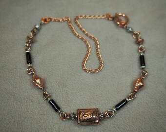 Halsband: Koppar, onyx ädelstenar, 43 cm långt