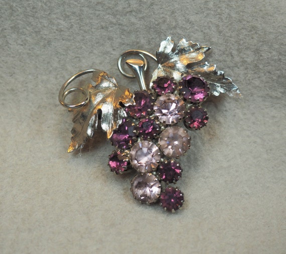 Grape Cluster Pin / Brooch, Vintage 1950s, Purple… - image 1