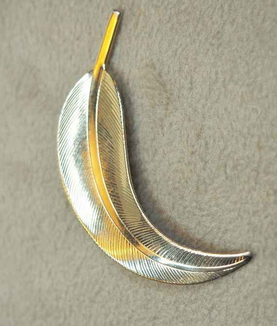 Curved Leaf, Gold Tone Leaf Pin, Vintage 1960s - image 2