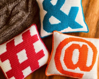 Conjunto de patrones de almohadas de ganchillo de trío de símbolos, icono de redes sociales, ampersand, hashtag, signo @, tutorial de crochet, dormitorio