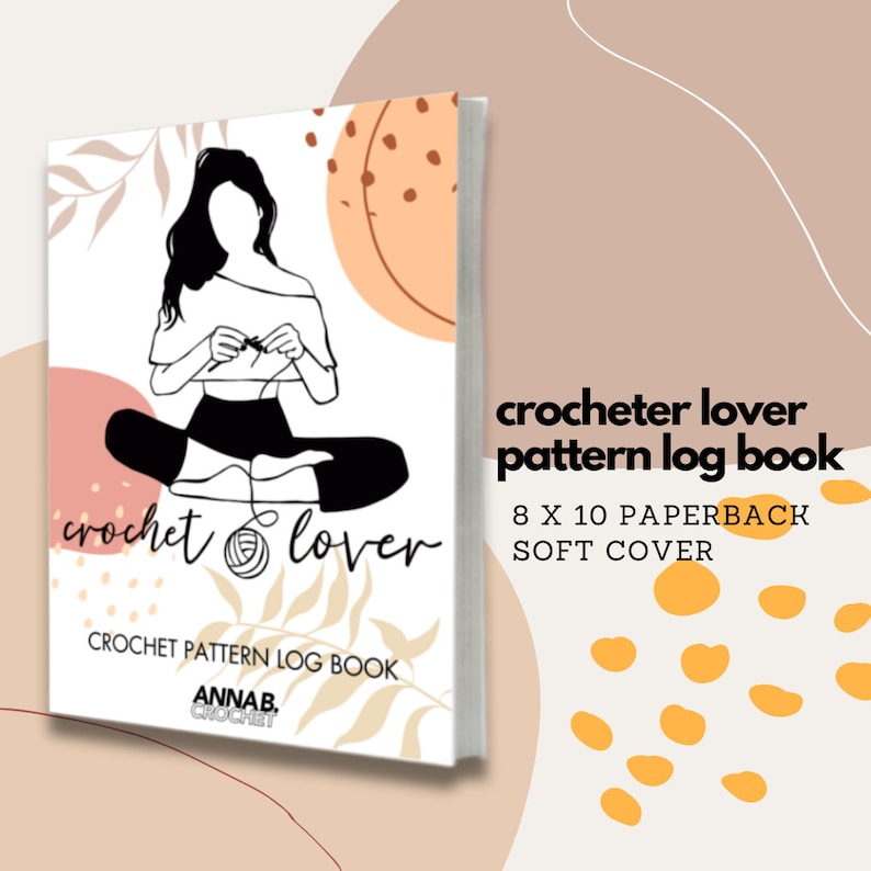 Pu&ograve; includere: Un libro di registrazione dei modelli di uncinetto per gli amanti dell'uncinetto con una copertina morbida. La copertina presenta un'illustrazione in bianco e nero di una persona che lavora a uncinetto con un gomitolo di lana. Il libro misura 20,3 x 25,4 cm.