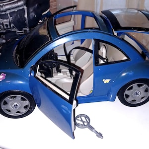 Barbie-Puppenauto, blauer Barbie-Volkswagen, 2000, zwei Stammschlüssel, originale Sicherheitsgurte, 38 cm langes Sammlerstück