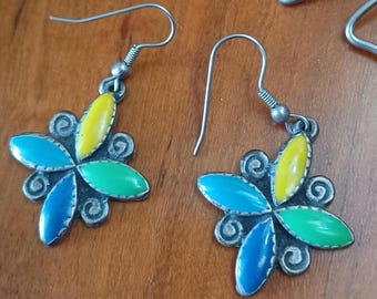 Ohrhänger Vintage 1980er Jahre Ohrhänger Zinn und Emaille Art Deco Design Mode Modeschmuck Blau Türkis Grün Gelb