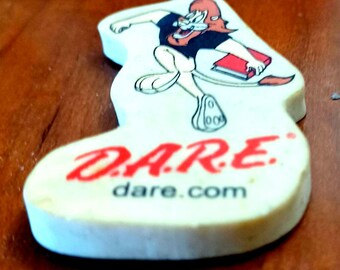 D.A.R.E Memorabilien Daren Lion hält ein Buch über einen scheinbar gehärteten Radiergummi aus den frühen 2000er Jahren