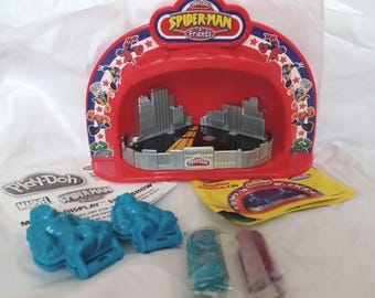 Play-Doh Marvel Spider-Man & Friends Make 'N Display Bühnenshow Set Funktioniert Alle Kunststoffteile 2 Play-Dohs Originalpapiere 2006 Selten