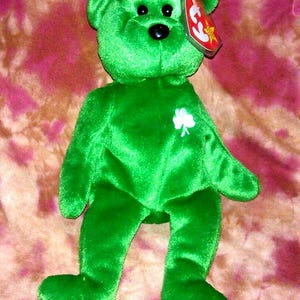 Oso de peluche Ty Erin de 1998, Día de San Patricio, oso de peluche original de Ty Beanie Baby, oso coleccionable, trébol blanco, pelaje verde, raro, retirado, vintage