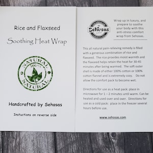 Puede incluir: Un paquete blanco y verde para una envoltura de calor reconfortante de arroz y semillas de lino. El paquete tiene un sello verde que dice "100% natural". El texto en el paquete dice "Arroz y semillas de lino Envoltura de calor reconfortante" y "Hecho a mano por Sehosas". La parte posterior del paquete tiene instrucciones de uso e informaci&oacute;n sobre el producto.