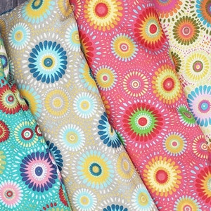 Puede incluir: Tres almohadas para los ojos de tela con diferentes patrones. Las almohadas est&aacute;n hechas de una tela suave y texturizada con un dise&ntilde;o floral. Las almohadas est&aacute;n en tonos de azul, rosa y amarillo.