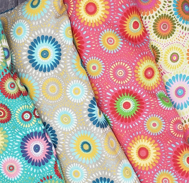 Puede incluir: Tres almohadas para los ojos de tela con diferentes patrones. Las almohadas est&aacute;n hechas de una tela suave y texturizada con un dise&ntilde;o floral. Las almohadas est&aacute;n en tonos de azul, rosa y amarillo.