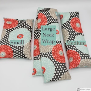 Puede incluir: Tres envolturas para el cuello de diferentes tama&ntilde;os: peque&ntilde;a, mediana y grande. Las envolturas est&aacute;n hechas de una tela negra con lunares blancos y un patr&oacute;n floral en tonos rojos, azules y beige. El texto "Large Neck Wrap" est&aacute; escrito en la envoltura grande.