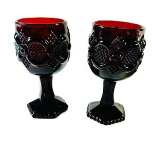 Avon Rubinröda glasbägare, set med 2 vintagevinglas, 11 cm höga