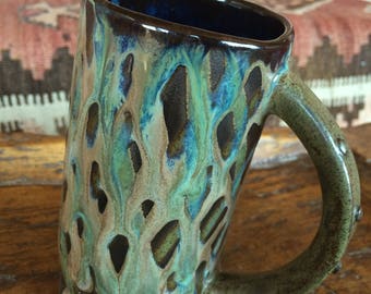 Poterie mug fine céramique bière stein clay studio ceramics art drink drink barware thé café forme libre tilt goutte à goutte multi glaçure motif en treillis
