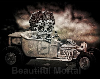 Peut inclure: Un crâne de sucre avec des motifs floraux complexes et un cœur sur la poitrine conduit un hot rod vintage. La voiture est argentée avec un moteur noir et des roues noires. L'arrière-plan est brun foncé, texturé et délavé.