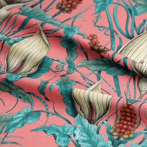 Op de afbeelding: Een roze stof met een herhalend patroon van witte bloemen en groene bladeren. De bloemen zijn gestileerd en hebben een textuur. De bladeren zijn diep turquoise en hebben een aquareleffect.