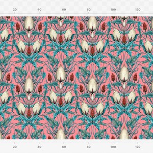 Op de afbeelding: Een herhalend patroon van witte bloemen met rode bessen en groene bladeren op een roze achtergrond. Het patroon is symmetrisch en heeft een vintage esthetiek.