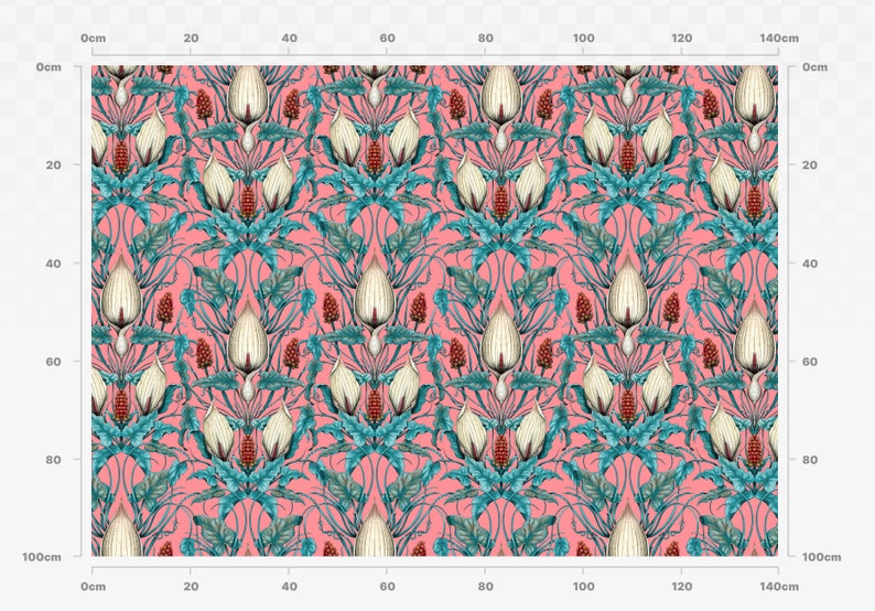 Op de afbeelding: Een herhalend patroon van witte bloemen met rode bessen en groene bladeren op een roze achtergrond. Het patroon is symmetrisch en heeft een vintage esthetiek.