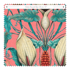 Op de afbeelding: Een roze stofstaal met een bloemenpatroon met witte bloemen en groene bladeren. De stof heeft een textuur en een herhalend patroon. Stofstaalformaat: 20 cm / 8"