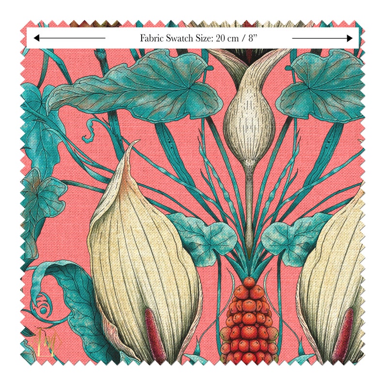 Op de afbeelding: Een roze stofstaal met een bloemenpatroon met witte bloemen en groene bladeren. De stof heeft een textuur en een herhalend patroon. Stofstaalformaat: 20 cm / 8"