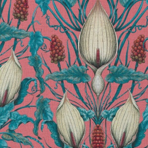 Op de afbeelding: Een roze achtergrond met een herhalend patroon van witte bloemen, teal bladeren en rode bessen. De bloemen zijn gestileerd en hebben een unieke vorm.
