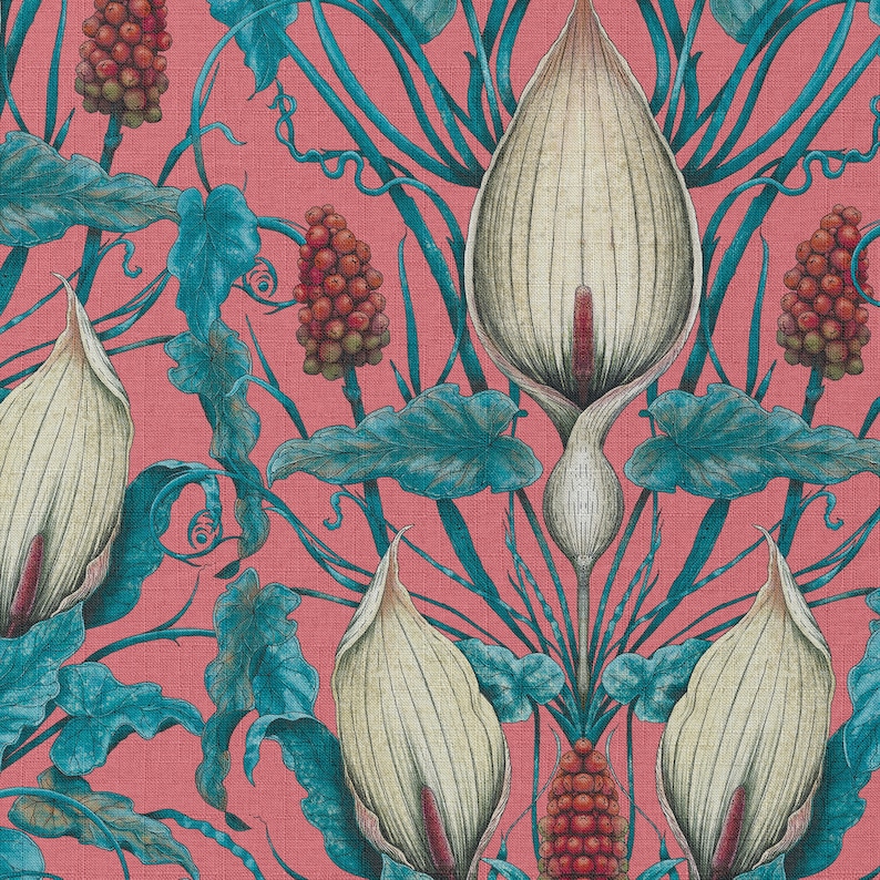 Op de afbeelding: Een roze achtergrond met een herhalend patroon van witte bloemen, teal bladeren en rode bessen. De bloemen zijn gestileerd en hebben een unieke vorm.