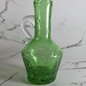 Brocca in miniatura in vetro craquelé, verde brillante vintage con manico trasparente, vetro soffiato a mano di metà secolo