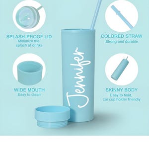 Puede incluir: Un vaso azul claro con tapa y pajita a juego. El vaso tiene el nombre "Jennifer" en escritura blanca. Incluye tapa a prueba de salpicaduras, boca ancha y cuerpo delgado. El texto de la imagen dice "Colored Straw", "Skinny Body" y "Wide Mouth".