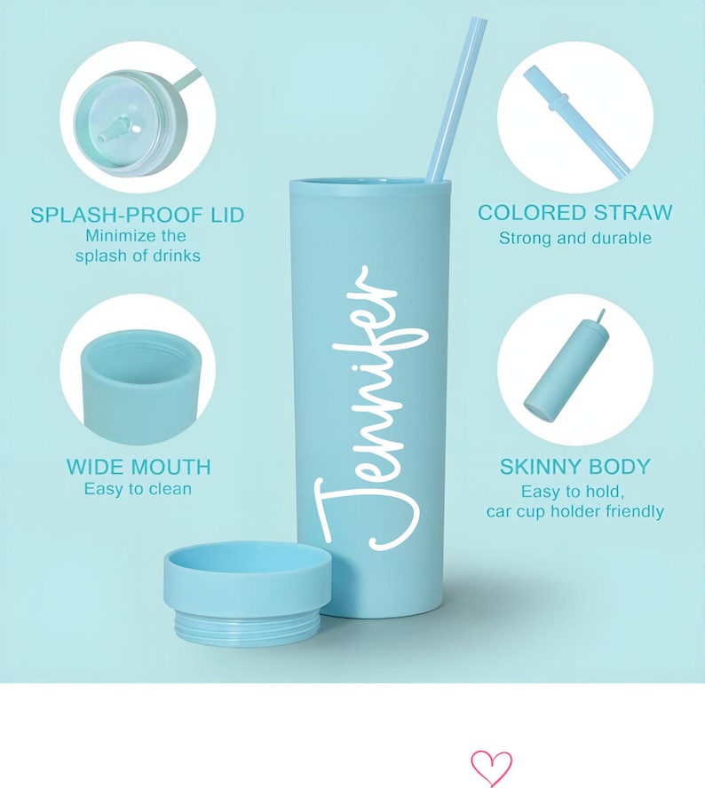 Puede incluir: Un vaso azul claro con tapa y pajita a juego. El vaso tiene el nombre "Jennifer" en escritura blanca. Incluye tapa a prueba de salpicaduras, boca ancha y cuerpo delgado. El texto de la imagen dice "Colored Straw", "Skinny Body" y "Wide Mouth".