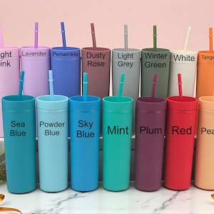 Puede incluir: Una colecci&oacute;n de vasos de colores con pajitas, cada uno etiquetado con un nombre de color diferente: Rosa claro, Lavanda, Azul b&iacute;garo, Rosa polvoriento, Gris claro, Verde invierno, Blanco, Mandarina, Azul mar, Azul polvo, Azul cielo, Menta, Ciruela, Rojo y Melocot&oacute;n.