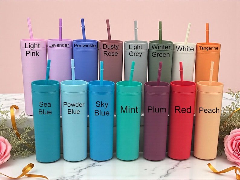 Puede incluir: Una colecci&oacute;n de vasos de colores con pajitas, cada uno etiquetado con un nombre de color diferente: Rosa claro, Lavanda, Azul b&iacute;garo, Rosa polvoriento, Gris claro, Verde invierno, Blanco, Mandarina, Azul mar, Azul polvo, Azul cielo, Menta, Ciruela, Rojo y Melocot&oacute;n.