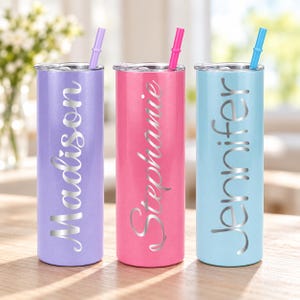 Vaso térmico personalizado con nombre – Vaso aislado con tapa y pajita grabados a medida, ideal como regalo para damas de honor, cumpleaños o viaje de chicas.