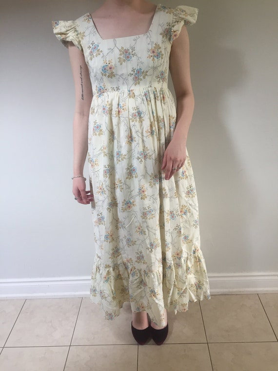 Vintage 1960s Buttercream Yellow Floral Empire Wai