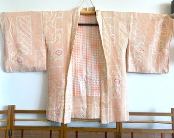 Giacca kimono giapponese Haori / seta vintage Shibori in seta rosa chiaro con motivo di fiori legato a mano e disegno geometrico