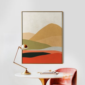 Pu&ograve; includere: Dipinto astratto di paesaggio con cornice dorata. Il dipinto presenta un design a strati di colori verde, marrone, arancione e rosso. Il dipinto &egrave; appeso a una parete bianca sopra un tavolo bianco con una lampada dorata e una sedia rosa.
