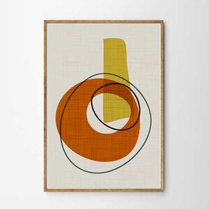 Op de afbeelding: Abstracte kunstprint met een geometrisch ontwerp in geel en oranje op een witte achtergrond. Het ontwerp bevat een grote oranje cirkel met een kleinere gele cirkel erin. De cirkels zijn omlijnd met zwart en groen.