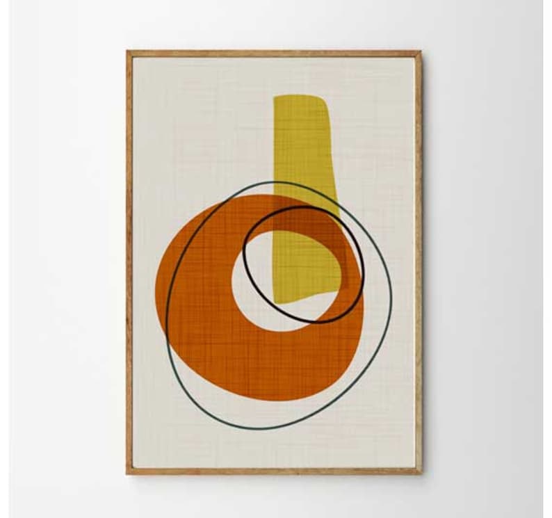 Op de afbeelding: Abstracte kunstprint met een geometrisch ontwerp in geel en oranje op een witte achtergrond. Het ontwerp bevat een grote oranje cirkel met een kleinere gele cirkel erin. De cirkels zijn omlijnd met zwart en groen.