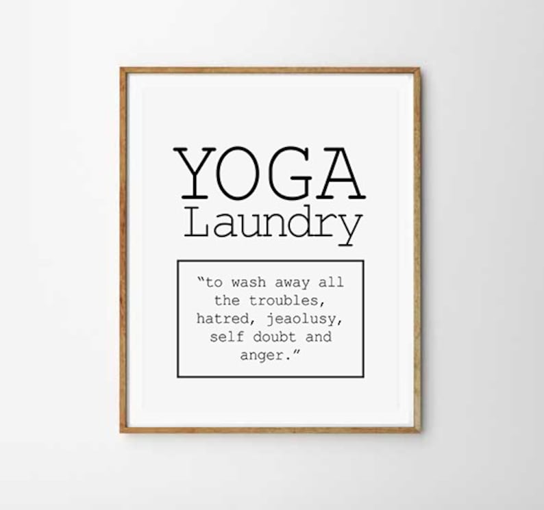 Peut inclure: Une impression murale d'art imprimable en noir et blanc avec le texte "YOGA Laundry" et une citation sur le fait de laver les soucis, la haine, la jalousie, le doute de soi et la col&egrave;re.