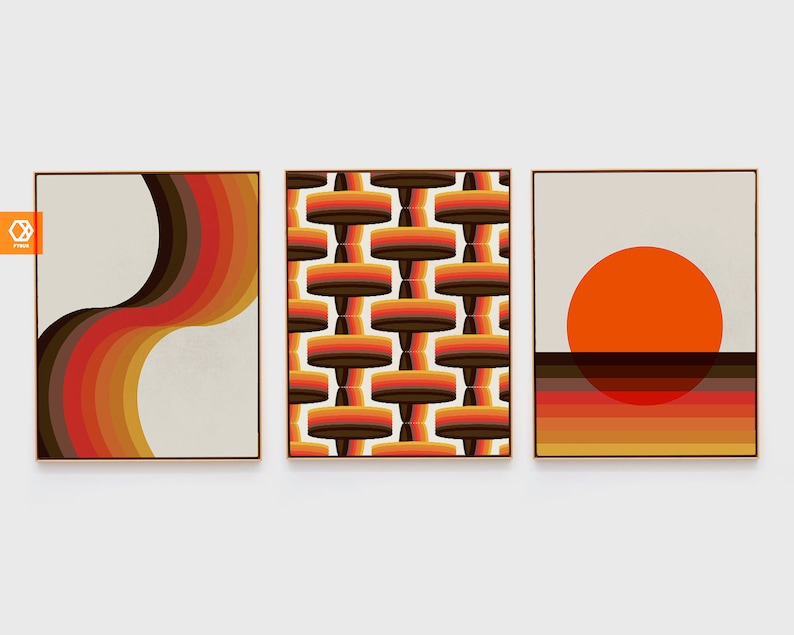 Pu&ograve; includere: Tre stampe d'arte astratta in stile retr&ograve; con motivi geometrici in tonalit&agrave; di arancione, marrone e bianco. La prima stampa presenta un design a linee ondulate, la seconda stampa presenta un motivo ripetitivo di rettangoli sovrapposti e la terza stampa presenta un grande cerchio arancione con una linea marrone nella parte inferiore.