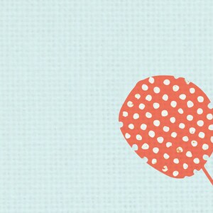 Op de afbeelding: Een speelse illustratie met een rode, gestippelde vorm die lijkt op een ballon of bloem, met een dunne steel. Het ontwerp staat tegen een lichtblauwe, getextureerde achtergrond en heeft een artistieke uitstraling.