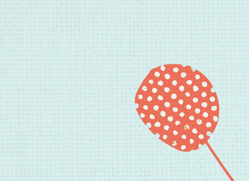 Op de afbeelding: Een speelse illustratie met een rode, gestippelde vorm die lijkt op een ballon of bloem, met een dunne steel. Het ontwerp staat tegen een lichtblauwe, getextureerde achtergrond en heeft een artistieke uitstraling.