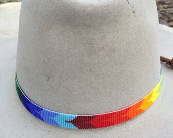 Fascia per cappello con perline a forma di uccello nei colori dell'arcobaleno. Ideale per cappelli da cowboy in feltro e paglia Panama.