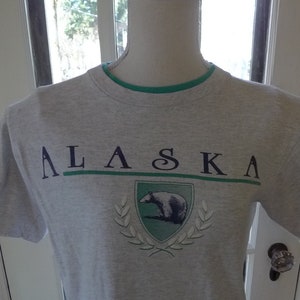 Size Women&#39;s M (38) ** 1980s Alaska Single Stitch Shirt (Single Sided)