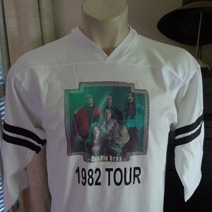 Size M (41) ** Dated 1982 Doobie Brothers Shirt (Single Sided) (Single Stitched) Licensed by Roach (C) 1981