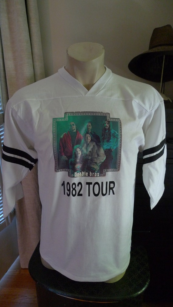 Size M (41) ** Dated 1982 Doobie Brothers Shirt (… - image 1