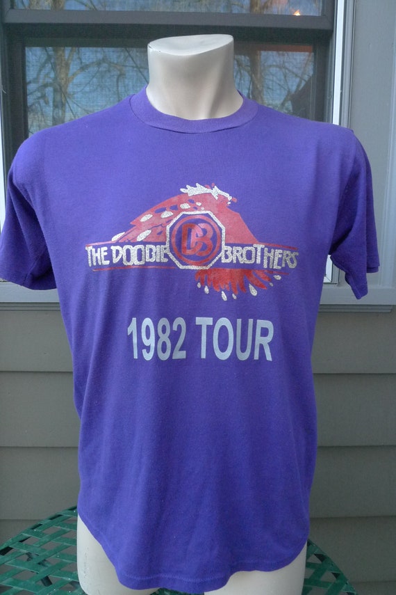 Size L (44) ** Dated 1982 Doobie Brothers Shirt (S
