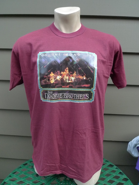 Size ML (44) ** 1978 The Doobie Brothers Shirt (S… - image 1